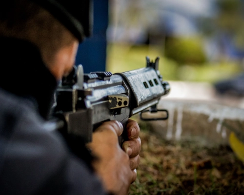 Homem que assassinou uma mulher com arame farpado morre em reação